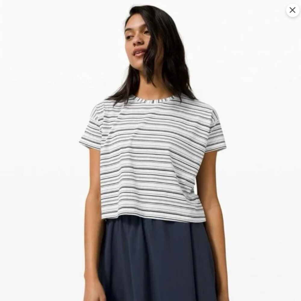 Lululemon Women's Gray &‎ White Stripes Cates Tee Cropped Top Size 4